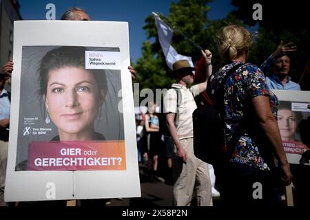 BSW Sahra Wagenknecht, 1. Mai Demo DEU, Deutschland, Deutschland, Berlin, 01.05.2024 Demonstranten der Partei Buendnis Bündnis BSW Sahra Wagenknecht mit Plakat für die Europawahl Foto Sahra Wagenknecht Gier und Gerechtigkeit auf der Demonstration von internationalen Gewerkschaften, linken Initiativen und des Gewerkschaftsverbandes DGB zum 01. Mai 2024 und dem Tag der Arbeit für einen Fairen Lohn, Solidaritaet und gerechte Arbeitsbedingungen unter dem Motto 1.Mai mehr Lohn mehr Freizeit mehr Sicherhei in Berlin Deutschland en: Demonstranten der Allianz BSW Sahra Wagenknecht mit einer poste Stockfoto