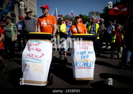 1. Mai Demo DEU, Deutschland, Deutschland, Berlin, 01.05.2024 Demonstranten von verdi ver.di mit Muelltonnen BSR auf der Demonstration von internationalen Gewerkschaften, linken Initiativen und des Gewerkschaftsverbandes DGB zum 01. Mai 2024 und dem Tag der Arbeit für einen Fairen Lohn, Solidaritaet und gerechte Arbeitsbedingungen unter dem Motto 1.Mai mehr Lohn mehr Freizeit mehr Sicherhei in Berlin Deutschland en: Verdi ver.di Demonstranten mit Mülltonnen bei der Demonstration internationaler Gewerkschaften, linker Initiativen und des DGB gewerkschaftsverbandes am 1. Mai 2024 und Labor Day for f Stockfoto