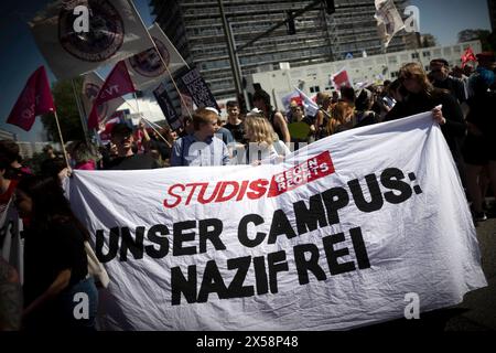 1. Mai Demo DEU, Deutschland, Deutschland, Berlin, 01.05.2024 Demonstranten mit transparenten Studis gegen Rechts Unser Campus Nazifrei gegen die AfD und Rechtsradikalismus an der Universitaet auf der Demonstration von internationalen Gewerkschaften, linken Initiativen und des Gewerkschaftsverbandes DGB zum 01. Mai 2024 und dem Tag der Arbeit für einen Fairen Lohn, Solidaritaet und gerechte Arbeitsbedingungen unter dem Motto 1.Mai mehr Lohn mehr Freizeit mehr Sicherhei in Berlin Deutschland en: Demonstranten mit Fahnenschülern gegen rechts Unser Campus Nazi-frei gegen die AfD und rechts r Stockfoto