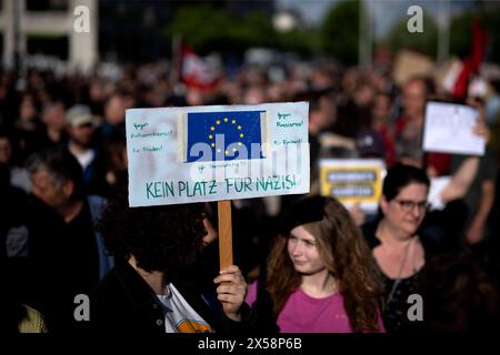 Demo Gegen Rechte Gewalt DEU, Deutschland, Deutschland, Berlin, 05.05.2024 Demonstranten mit Schild kein Platz für Nazis waehrend einer Demonstration gegen die extremen Rechte und zur Verurteilung von Angriffen auf Politiker und insbesondere gegen Matthias Ecke , Europaparlamentsabgeordneter der Sozialdemokratischen Partei SPD zur Europawahl in Dresden vor dem Brandenburger Tor in Berlin Deutschland Organisiert wird die Kundgebung vom Buendnis TogetherAgainstRights unter dem Motto zusammen Gegen Rechts Demokratie gemeinsam gegen Rechts verteidigen für den Schutz der Demokratie und ein Verbot de Stockfoto