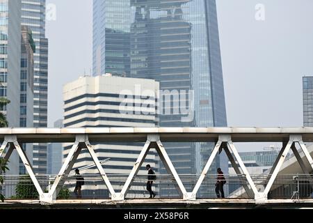 Jakarta, Indonesien. Mai 2024. Die Menschen laufen am 8. Mai 2024 auf einer Fußgängerbrücke in der Sudirman Street in Jakarta, Indonesien. Indonesiens Wirtschaft wuchs im ersten Quartal dieses Jahres um 5,11 Prozent gegenüber dem Vorjahr, gab Statistics Indonesia BPS am Montag bekannt. Veri Sanovri/Xinhua/Alamy Live News Stockfoto