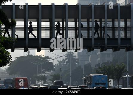 Jakarta, Indonesien. Mai 2024. Die Menschen laufen am 8. Mai 2024 auf einer Fußgängerbrücke in der Sudirman Street in Jakarta, Indonesien. Indonesiens Wirtschaft wuchs im ersten Quartal dieses Jahres um 5,11 Prozent gegenüber dem Vorjahr, gab Statistics Indonesia BPS am Montag bekannt. Veri Sanovri/Xinhua/Alamy Live News Stockfoto