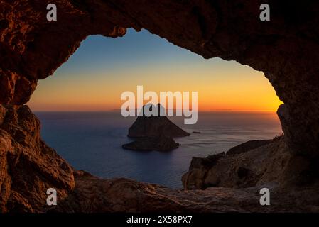 Blick auf den Sonnenuntergang der Insel es Vedra vom Auge der Höhle es Vedra, Sant Josep de Sa Talaia, Ibiza, Balearen, Spanien Stockfoto