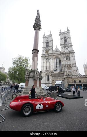 Die Maserati OSCA vor der Westminster Abbey in London vor einer Dankesfeier für Sir Stirling Moss, der am 12. April 2020 im Alter von 90 Jahren starb. Bilddatum: Mittwoch, 8. Mai 2024. Stockfoto