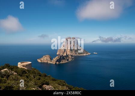 Blick auf die Inseln es Vedra und den Turm Torre de Savinar vom Berg, Sant Josep de Sa Talaia, Ibiza, Balearen, Spanien Stockfoto