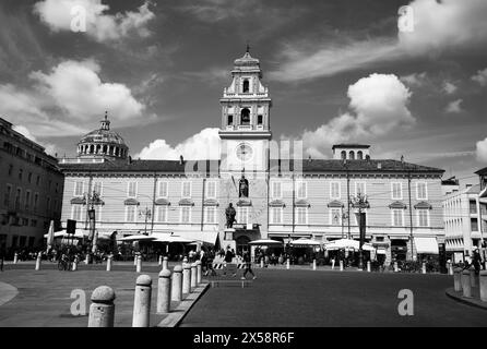 Schwarz-weiße Stadtlandschaft von Parmas Piazza Garibaldi Stadtzentrum Stockfoto