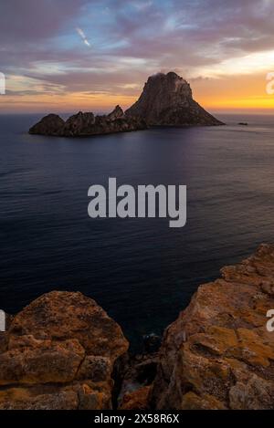 Es Vedra Sonnenuntergang von der Klippe, Sant Josep de Sa Talaia, Ibiza, Balearen, Spanien Stockfoto