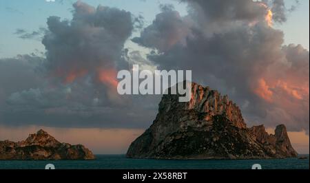 Panoramablick auf die roten Wolken bei Sonnenuntergang über es Vedra und es Vedranell Inseln, Sant Josep de Sa Talaia, Ibiza, Balearen, Spanien Stockfoto