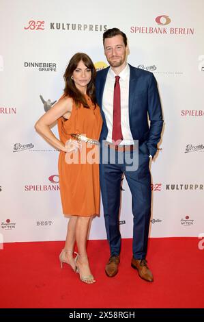 Jean Bork und ihr Freund Holger Miethig bei der Verleihung des 30. B.Z. Kulturpreises 2024 im Theater am Potsdamer Platz. Berlin, 07.05.2024 Stockfoto