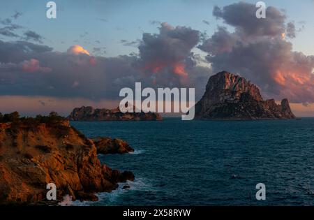 Blick auf die roten Wolken bei Sonnenuntergang über es Vedra und es Vedranell Inseln, Sant Josep de Sa Talaia, Ibiza, Balearen, Spanien Stockfoto