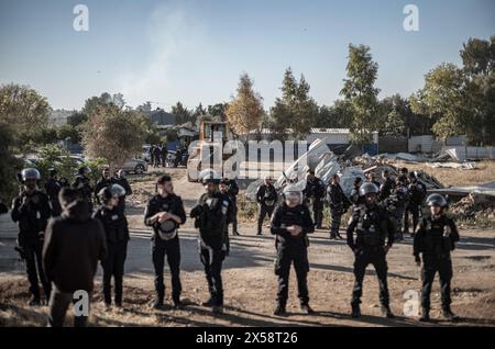 Hura, Israel. Mai 2024. Israelische Polizeibeamte stehen während des Abbruchs des nicht anerkannten Beduinendorfes Wadi al-Khalil Wache. Quelle: Ilia Yefimovich/dpa/Alamy Live News Stockfoto