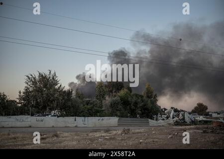 Hura, Israel. Mai 2024. Rauch steigt aus dem nicht erkannten Beduinendorf Wadi al-Khalil auf, bevor es von der israelischen Polizei abgerissen wurde. Quelle: Ilia Yefimovich/dpa/Alamy Live News Stockfoto