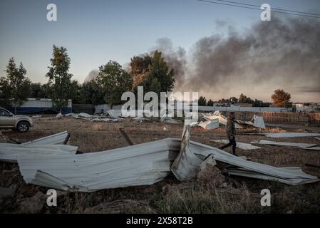 Hura, Israel. Mai 2024. Die Bewohner brannten Häuser des nicht anerkannten Beduinendorfes Wadi al-Khalil ab, bevor es von der israelischen Polizei abgerissen wurde. Quelle: Ilia Yefimovich/dpa/Alamy Live News Stockfoto