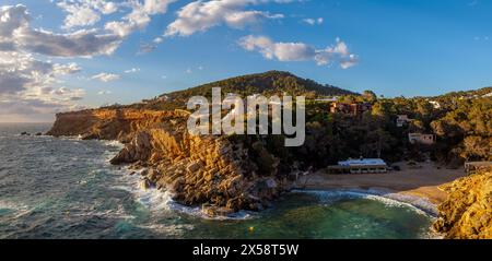 Cala Carbo Bucht Panoramablick auf den Sonnenuntergang, Sant Josep de Sa Talaia, Ibiza, Balearen, Spanien Stockfoto