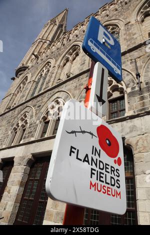 Schild für das in Flanders Fields Museum in der Tuchhalle in Ypern/Ieper, Belgien, das nach fast völliger Zerstörung im Ersten Weltkrieg wieder aufgebaut wurde. Stockfoto