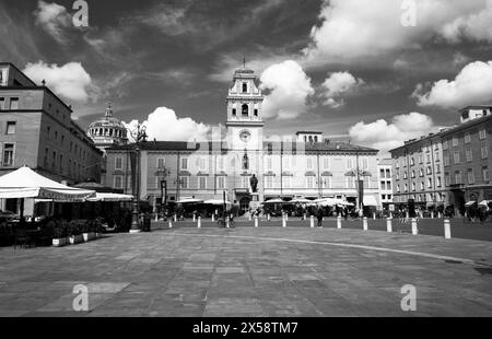 Schwarz-weiße Stadtlandschaft von Parmas Piazza Garibaldi Stadtzentrum Stockfoto