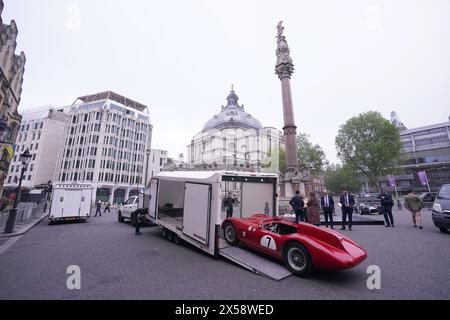 Die Maserati OSCA wird vor der Westminster Abbey in London geliefert, bevor ein Dankesgottesdienst für Sir Stirling Moss stattfindet, der am 12. April 2020 im Alter von 90 Jahren starb. Bilddatum: Mittwoch, 8. Mai 2024. Stockfoto