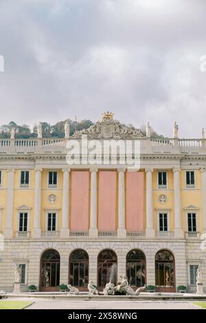 Brunnen mit antiken Statuen vor dem Eingang zur antiken Villa Olmo mit leeren Schildern an der Fassade. Comer See, Italien Stockfoto