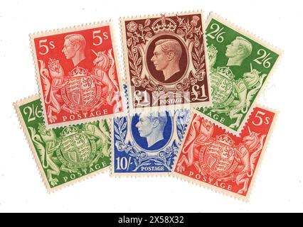 Eine Montage von hochwertigen Münzpostmarken von King George VI aus Großbritannien auf weißem Hintergrund. Stockfoto