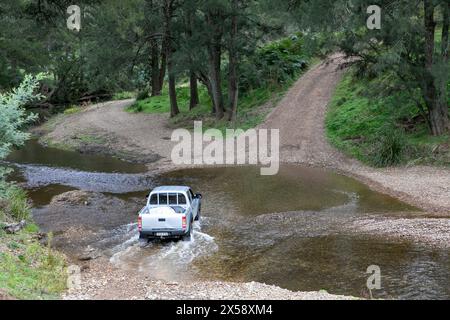 Turon National Park in Australien, ute Vehicle fährt im Herbst 2024 über den Turon River in New South Wales Stockfoto