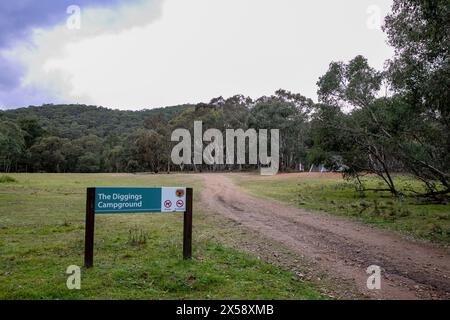 Turon National Park im regionalen New South Wales und der Grabplatz neben Eukalyptuswald in Australien Stockfoto