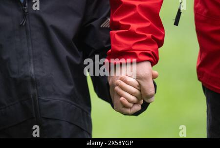 SYMBOL - 07. Mai 2024, Sachsen, Leipzig: ILLUSTRATION - Ein Vater hält die Hand seines Sohnes. Neben seiner religiösen Bedeutung als Himmelfahrt ist dieser Tag in vielen Ländern auch Vatertag genannt. Foto: Hendrik Schmidt/dpa Stockfoto