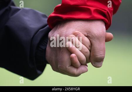 SYMBOL - 07. Mai 2024, Sachsen, Leipzig: ILLUSTRATION - Ein Vater hält die Hand seines Sohnes. Neben seiner religiösen Bedeutung als Himmelfahrt ist dieser Tag in vielen Ländern auch Vatertag genannt. Foto: Hendrik Schmidt/dpa Stockfoto