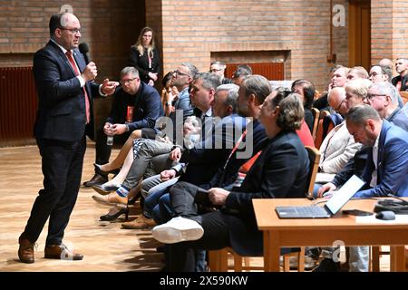 Velke Bilovice, Tschechische Republik. Mai 2024. Der tschechische Landwirtschaftsminister Marek Vyborny spricht während des Treffens des Winzerverbandes mit Vertretern von Weinunternehmen, Winzern und Weinbaugemeinden über die Auswirkungen einer möglichen Einführung von Verbrauchsteuern auf stillen Wein in Velke Bilovice, Region Breclav, Tschechische Republik, am 7. Mai 2024. Quelle: Vaclav Salek/CTK Photo/Alamy Live News Stockfoto