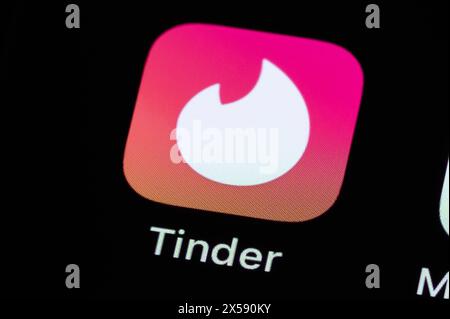 Die Applikation App der Datingplattform Tinder ist auf dem Display eines Smartphones zu sehen. Rottweil Baden-Württemberg Deutschland *** die App der Dating-Plattform Tinder ist auf dem Display eines Smartphones zu sehen Rottweil Baden-Württemberg Deutschland Stockfoto