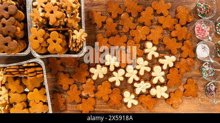 Festliche Lebkuchen-Sandwiches auf rustikalem Holztisch Stockfoto