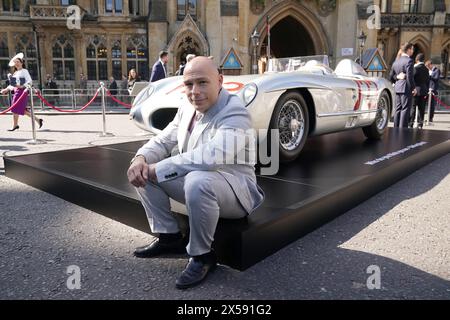 Elliot Moss posiert vor dem Mercedes-Benz 300 SLR 722 vor der Westminster Abbey in London vor einer Dankesfeier für Sir Stirling Moss, der am 12. 2020 im Alter von 90 Jahren starb. Bilddatum: Mittwoch, 8. Mai 2024. Stockfoto