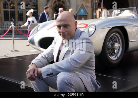 Elliot Moss posiert vor dem Mercedes-Benz 300 SLR 722 vor der Westminster Abbey in London vor einer Dankesfeier für Sir Stirling Moss, der am 12. 2020 im Alter von 90 Jahren starb. Bilddatum: Mittwoch, 8. Mai 2024. Stockfoto