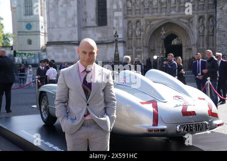 Elliot Moss posiert vor dem Mercedes-Benz 300 SLR 722 vor der Westminster Abbey in London vor einer Dankesfeier für Sir Stirling Moss, der am 12. 2020 im Alter von 90 Jahren starb. Bilddatum: Mittwoch, 8. Mai 2024. Stockfoto