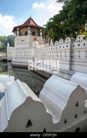 Ein Blick über den Graben rund um den Tempel des Heiligen Zahns in Richtung des achteckigen Turms in Kandy in Sri Lanka. Stockfoto