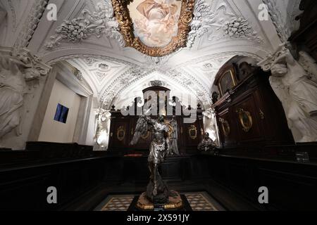 Ein Innenblick auf die Kapelle und das Schatzmuseum von San Gennaro, vor der Prozession des schutzheiligen. Stockfoto