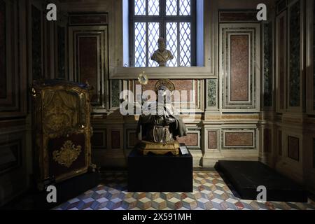 Ein Innenblick auf die Kapelle und das Schatzmuseum von San Gennaro, vor der Prozession des schutzheiligen. Stockfoto