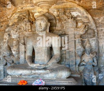 Eine der vier Skulpturen Buddhas, die in massiven Granitfelsen gemeißelt wurden, um Gal Vihara im alten Polonnaruwa in Sri Lanka zu bilden. Stockfoto