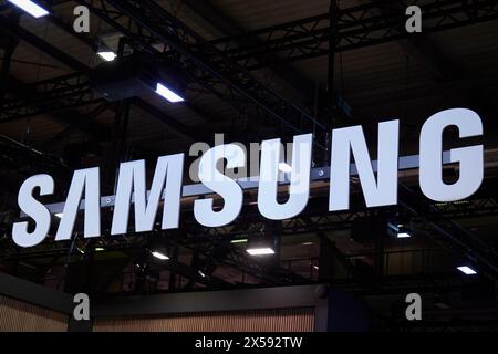 MAILAND, ITALIEN - 16. APRIL 2024: Samsung unterschreibt auf dem Salone del Mobile während der Milan Design Week Stockfoto