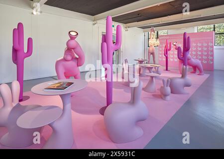 MAILAND, ITALIEN - 17. APRIL 2024: Qeeboo-Ausstellung während der Mailänder Designwoche Stockfoto