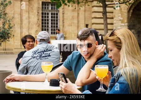 Traditionelles französisches Café im Freien in Aix en Provence, Frankreich Stockfoto