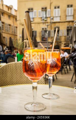 Zwei Gläser Aperol Spritz in einem Straßencafé auf einem traditionellen französischen Stadtplatz in Aix en Provence, Frankreich Stockfoto