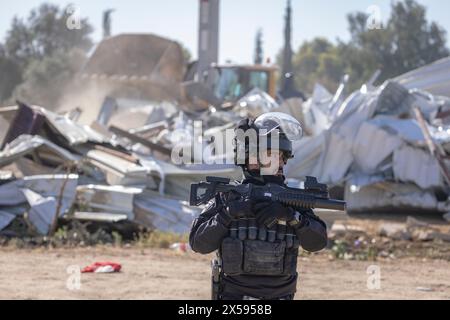 Hura, Israel. Mai 2024. Ein israelischer Polizist steht während des Abbruchs des nicht anerkannten Beduinendorfes Wadi al-Khalil Wache. Quelle: Ilia Yefimovich/dpa/Alamy Live News Stockfoto