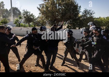 Hura, Israel. Mai 2024. Die israelische Polizei schuftet mit Anwohnern während des Abbruchs des nicht anerkannten Beduinendorfes Wadi al-Khalil. Quelle: Ilia Yefimovich/dpa/Alamy Live News Stockfoto