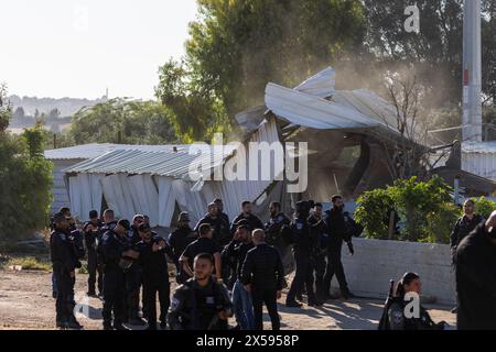 Hura, Israel. Mai 2024. Die israelische Polizei steht beim Abriss des nicht anerkannten Beduinendorfes Wadi al-Khalil auf der Wache. Quelle: Ilia Yefimovich/dpa/Alamy Live News Stockfoto