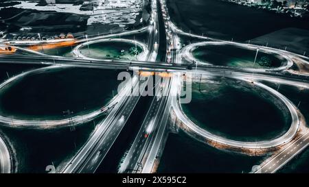 Nächtliche Luftaufnahme des Autobahnkreuzes in Mailand, Italien. A51 Tangenziale Est Stockfoto