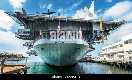 Amerikanische Flaggen am Heck der USS Midway in San Diego, Kalifornien Stockfoto