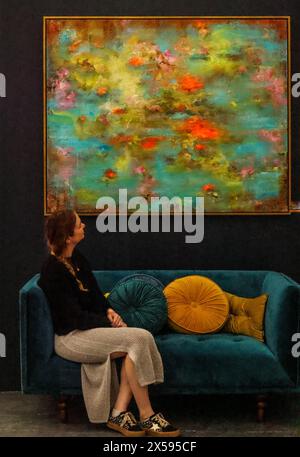 London UK 08 Mai 2024Affordable Art Fair Hampstead findet am 8-12. Mai im wunderschönen Hampstead Heath statt und zeigt das Beste zeitgenössischer Kunst aus über 100 Galerien aus Großbritannien und der ganzen Welt. Paul Quezada-Neiman/Alamy Live News Credit: Paul Quezada-Neiman/Alamy Live News Stockfoto