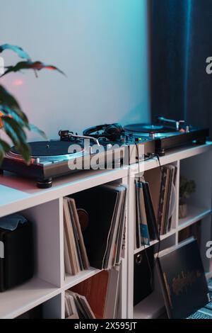 Moderne Plattenspieler- und Vinylkollektion in stilvollem Interieur Stockfoto
