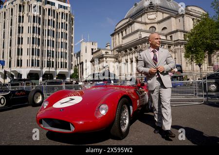 Elliot Moss posiert vor der Maserati OSCA vor der Westminster Abbey in London, bevor er einen Dankesgottesdienst für Sir Stirling Moss feierte, der am 12. 2020 im Alter von 90 Jahren starb. Bilddatum: Mittwoch, 8. Mai 2024. Stockfoto