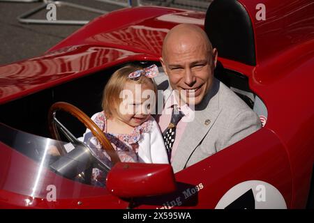 Elliot Moss und seine Tochter Stephanie sitzen im Maserati OSCA vor der Westminster Abbey in London, bevor sie Sir Stirling Moss danken, der am 12. 2020 im Alter von 90 Jahren starb. Bilddatum: Mittwoch, 8. Mai 2024. Stockfoto